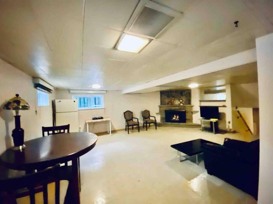 Two Level, Walkout Basement Apartment With Free Wifi And Free Parking Markham Bagian luar foto